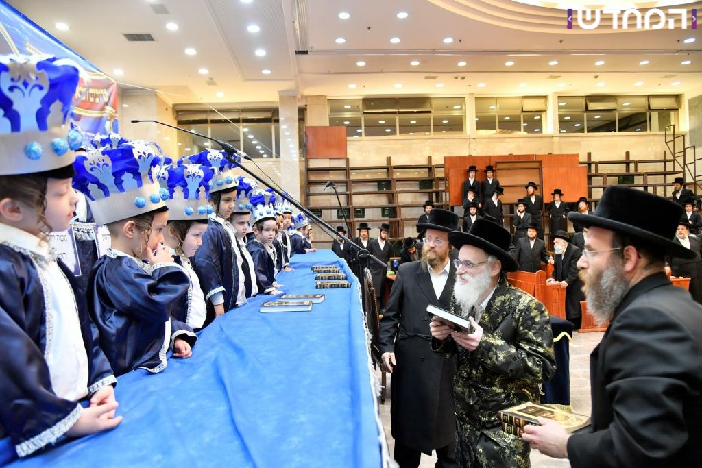 מעמד בן חמש למקרא בחצר ויז'ניץ • גלריה