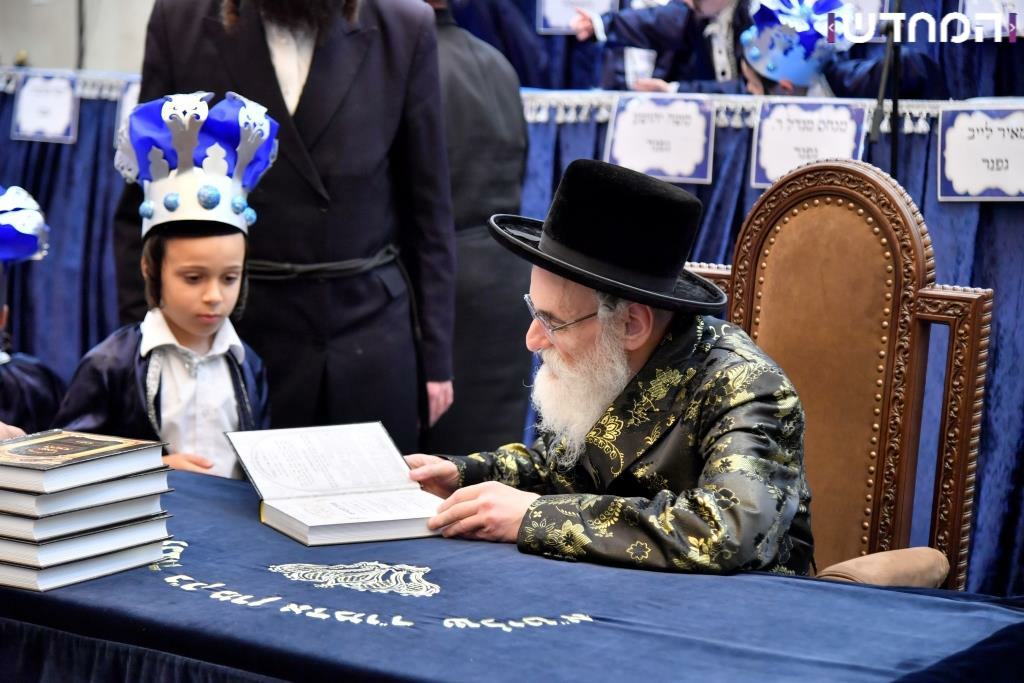 מעמד בן חמש למקרא בחצר ויז'ניץ • גלריה