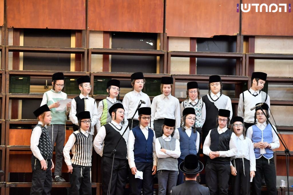 מעמד בן חמש למקרא בחצר ויז'ניץ • גלריה