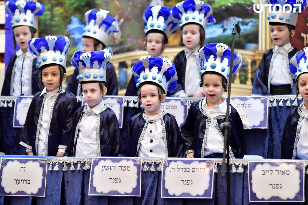 מעמד בן חמש למקרא בחצר ויז'ניץ • גלריה