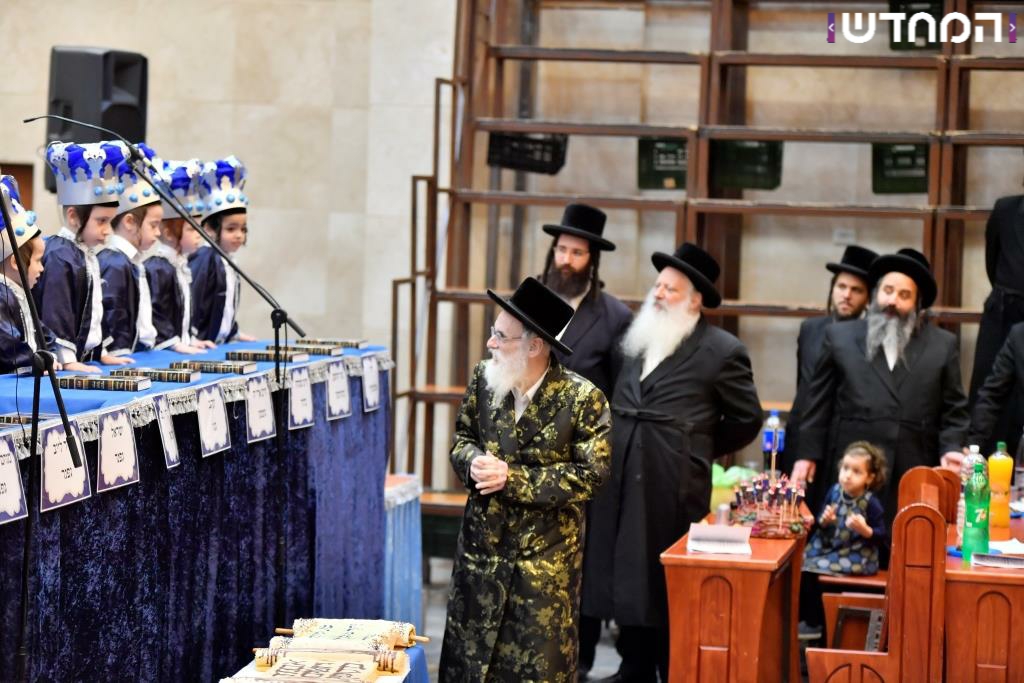 מעמד בן חמש למקרא בחצר ויז'ניץ • גלריה