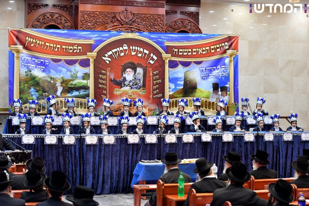 מעמד בן חמש למקרא בחצר ויז'ניץ • גלריה