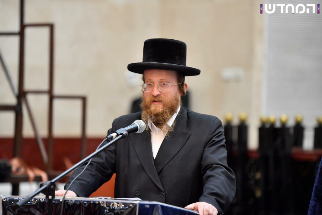 מעמד בן חמש למקרא בחצר ויז'ניץ • גלריה