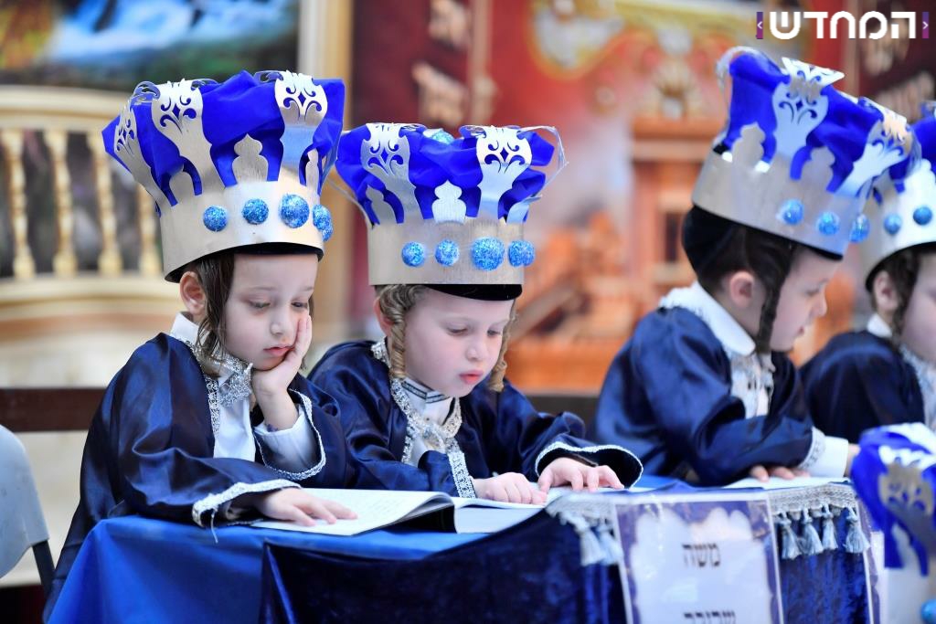 מעמד בן חמש למקרא בחצר ויז'ניץ • גלריה