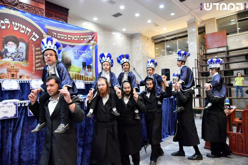 מעמד בן חמש למקרא בחצר ויז'ניץ • גלריה