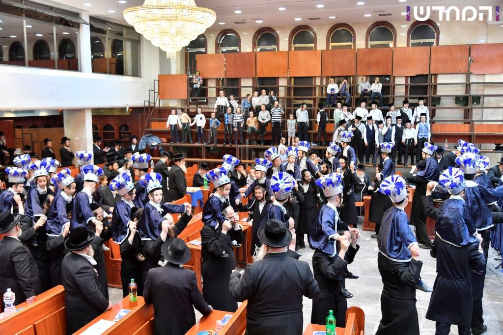 מעמד בן חמש למקרא בחצר ויז'ניץ • גלריה