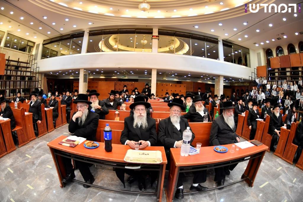 מעמד בן חמש למקרא בחצר ויז'ניץ • גלריה