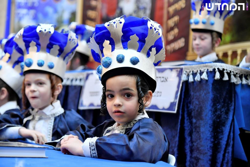 מעמד בן חמש למקרא בחצר ויז'ניץ • גלריה