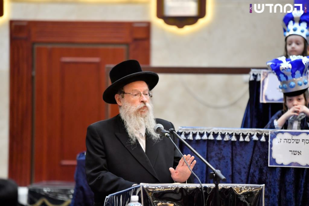 מעמד בן חמש למקרא בחצר ויז'ניץ • גלריה