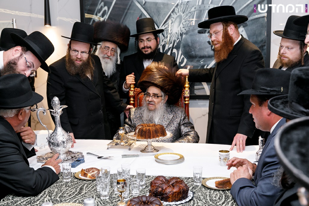 למרות הקורונה: האדמו"ר מסאטמר בקביעת מזוזה במרכז מסחרי חדש