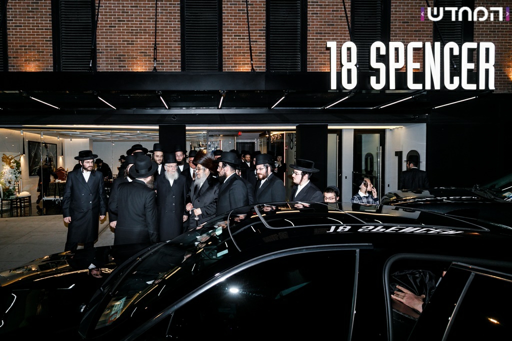 למרות הקורונה: האדמו"ר מסאטמר בקביעת מזוזה במרכז מסחרי חדש