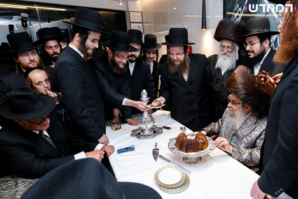 למרות הקורונה: האדמו"ר מסאטמר בקביעת מזוזה במרכז מסחרי חדש