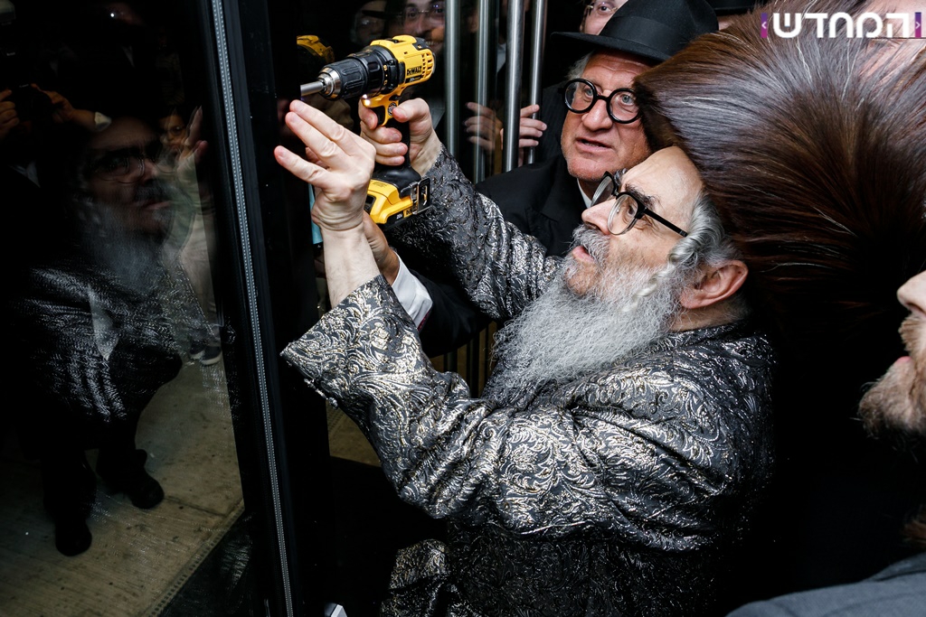 למרות הקורונה: האדמו"ר מסאטמר בקביעת מזוזה במרכז מסחרי חדש