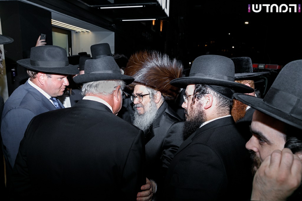 למרות הקורונה: האדמו"ר מסאטמר בקביעת מזוזה במרכז מסחרי חדש