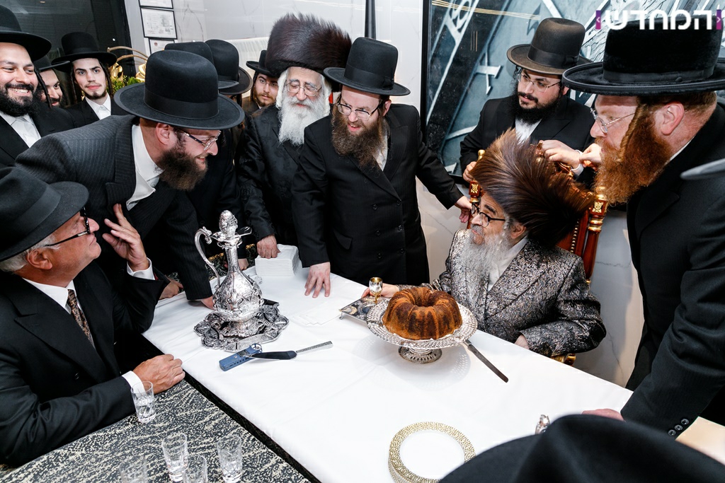 למרות הקורונה: האדמו"ר מסאטמר בקביעת מזוזה במרכז מסחרי חדש