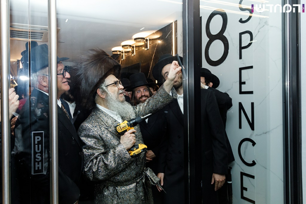 למרות הקורונה: האדמו"ר מסאטמר בקביעת מזוזה במרכז מסחרי חדש