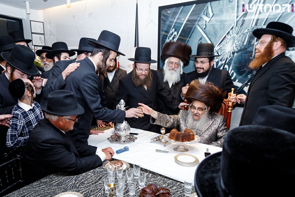 למרות הקורונה: האדמו"ר מסאטמר בקביעת מזוזה במרכז מסחרי חדש