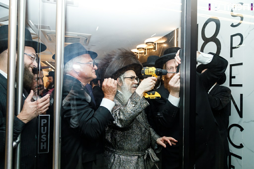למרות הקורונה: האדמו"ר מסאטמר בקביעת מזוזה במרכז מסחרי חדש