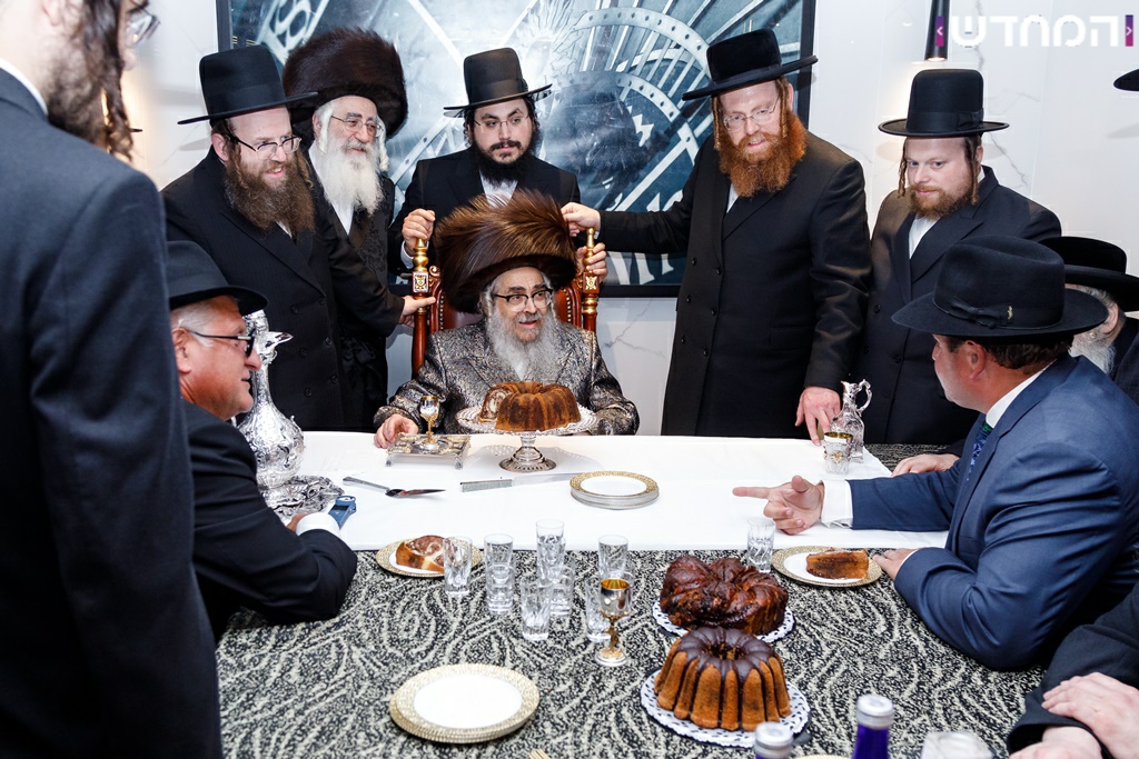 למרות הקורונה: האדמו"ר מסאטמר בקביעת מזוזה במרכז מסחרי חדש