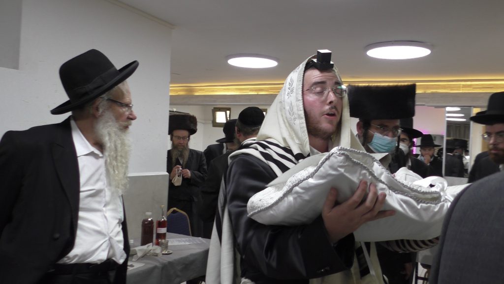 תיעוד: הגר''מ שטרנבוך בסנדקאות בשמחת הברית לנכד המחנך הרב מרדכי בלוי