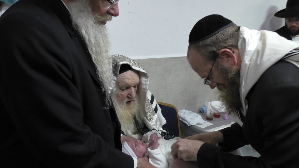 תיעוד: הגר''מ שטרנבוך בסנדקאות בשמחת הברית לנכד המחנך הרב מרדכי בלוי