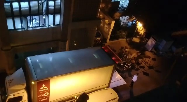 צפו: משאיות מפנות את ישיבת 'בית מתתיהו' למלון
