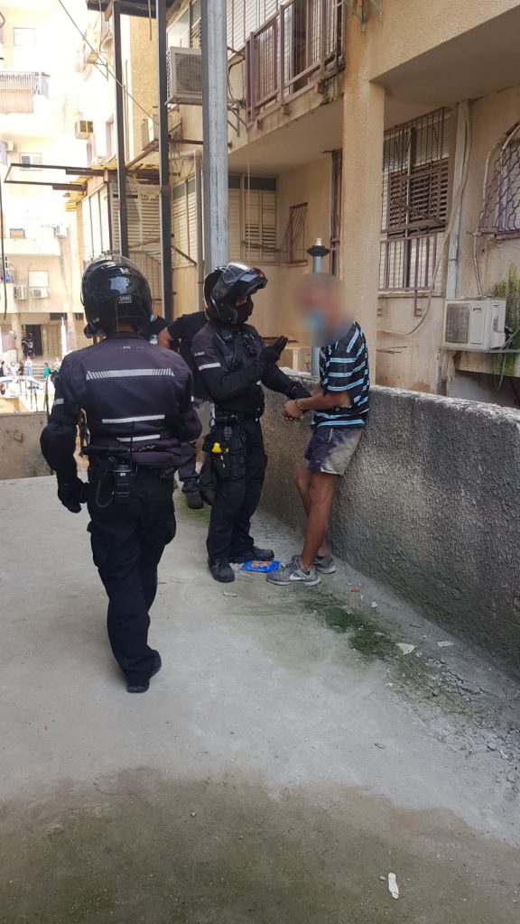 תיעוד: המתנדבים תפסו את גנב האופניים על חם