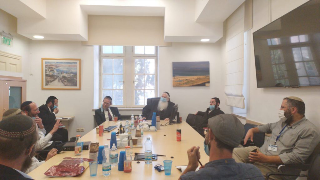 משלבים ידיים: החכי"ם החרדים נועדו עם מנהלי מוסדות מהזרם החרד"לי