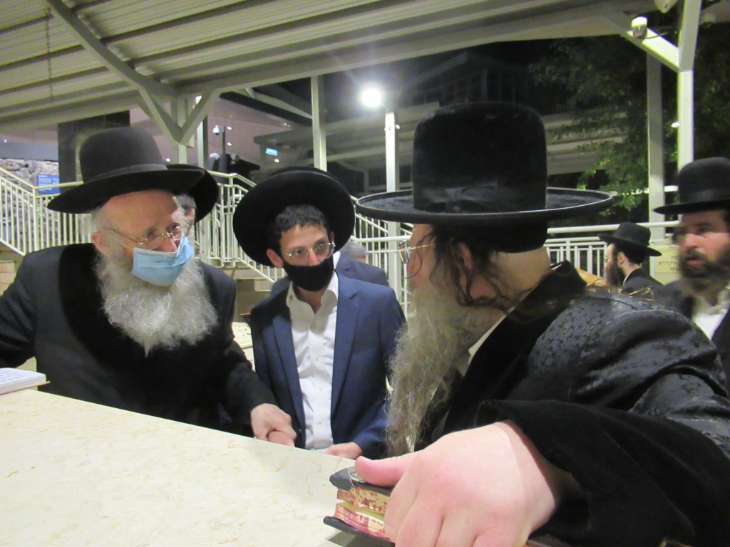 תיעוד: הגרי"א דינר והאדמו"ר מקוזמיר בקבר השל"ה