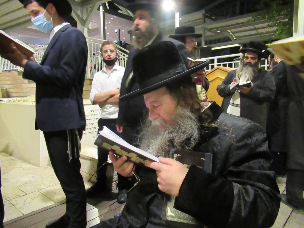 תיעוד: הגרי"א דינר והאדמו"ר מקוזמיר בקבר השל"ה