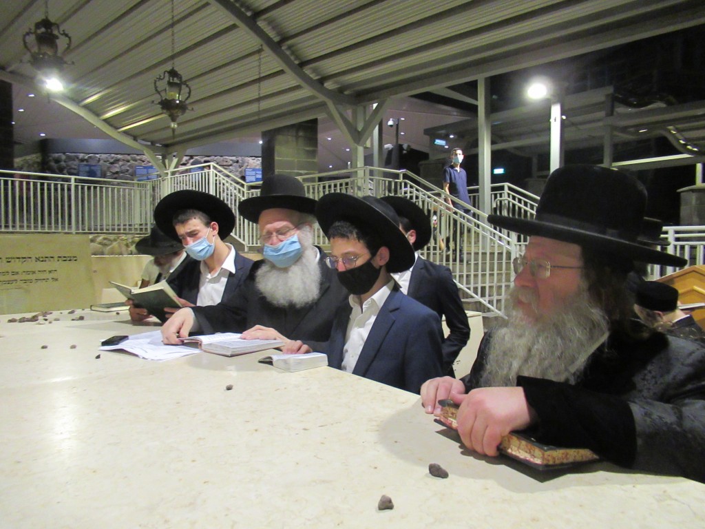 תיעוד: הגרי"א דינר והאדמו"ר מקוזמיר בקבר השל"ה