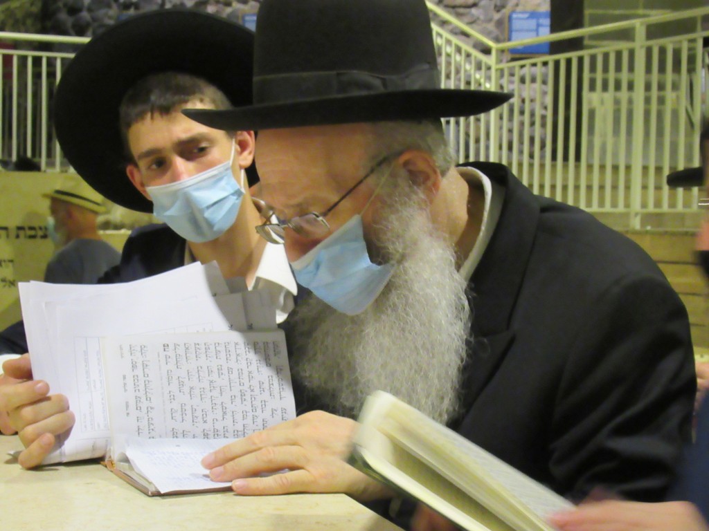 תיעוד: הגרי"א דינר והאדמו"ר מקוזמיר בקבר השל"ה