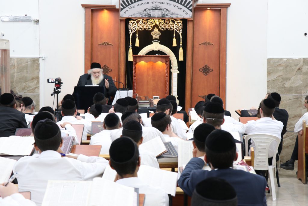 הגר"מ שטרנבוך פתח את 'זמן האלול' בהיכל ישיבתו