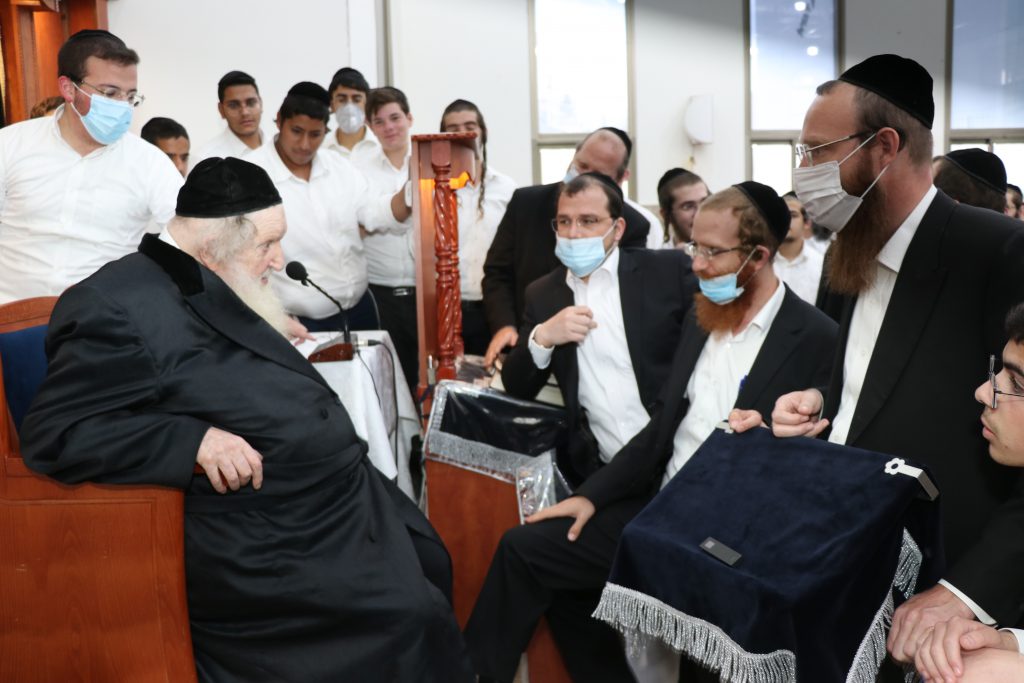 הגר"מ שטרנבוך פתח את 'זמן האלול' בהיכל ישיבתו