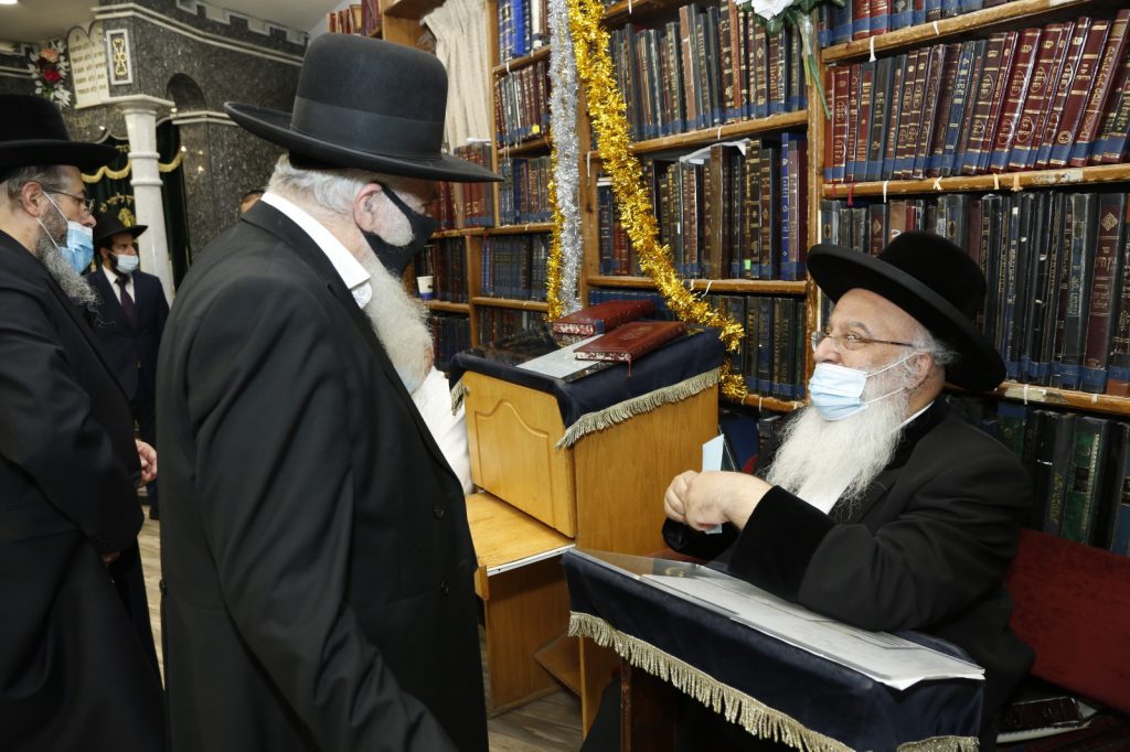 תיעוד: ר"י המקובלים 'נהר שלום' הגר"ב שמואל השיא את בנו תיעוד: ר"י המקובלים 'נהר שלום' הגר"ב שמואל השיא את בנו