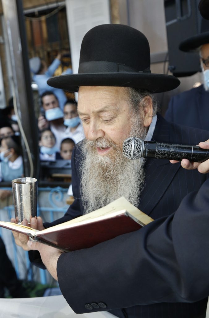 תיעוד: ר"י המקובלים 'נהר שלום' הגר"ב שמואל השיא את בנו תיעוד: ר"י המקובלים 'נהר שלום' הגר"ב שמואל השיא את בנו