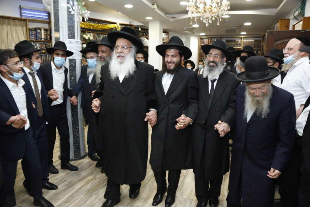 תיעוד: ר"י המקובלים 'נהר שלום' הגר"ב שמואל השיא את בנו תיעוד: ר"י המקובלים 'נהר שלום' הגר"ב שמואל השיא את בנו
