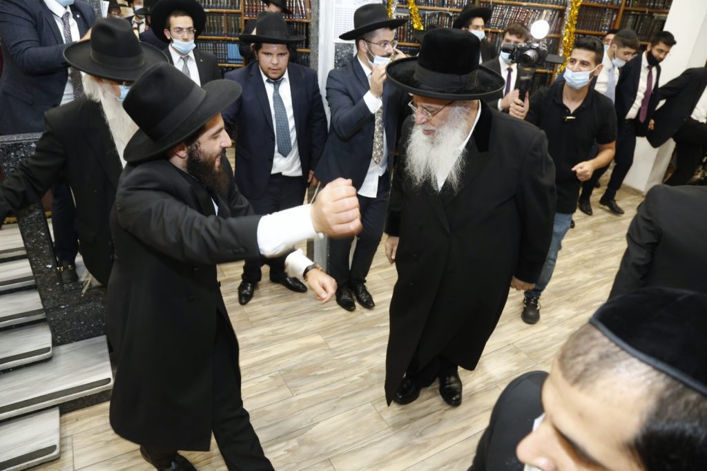 תיעוד: ר"י המקובלים 'נהר שלום' הגר"ב שמואל השיא את בנו תיעוד: ר"י המקובלים 'נהר שלום' הגר"ב שמואל השיא את בנו