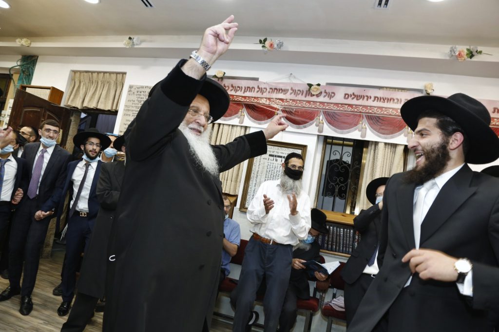 תיעוד: ר"י המקובלים 'נהר שלום' הגר"ב שמואל השיא את בנו תיעוד: ר"י המקובלים 'נהר שלום' הגר"ב שמואל השיא את בנו