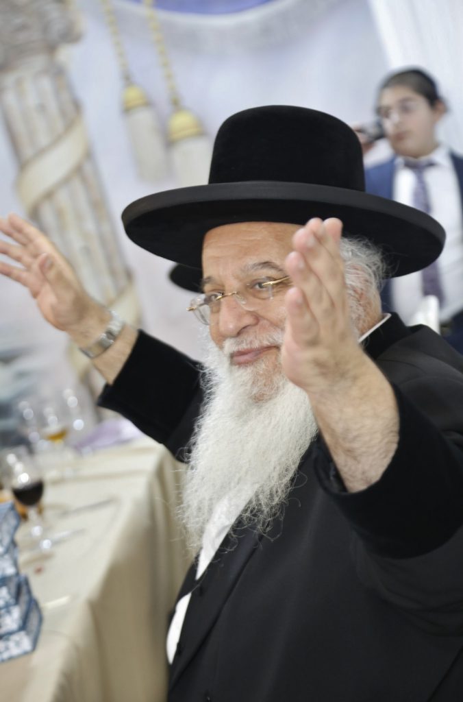 תיעוד: ר"י המקובלים 'נהר שלום' הגר"ב שמואל השיא את בנו תיעוד: ר"י המקובלים 'נהר שלום' הגר"ב שמואל השיא את בנו