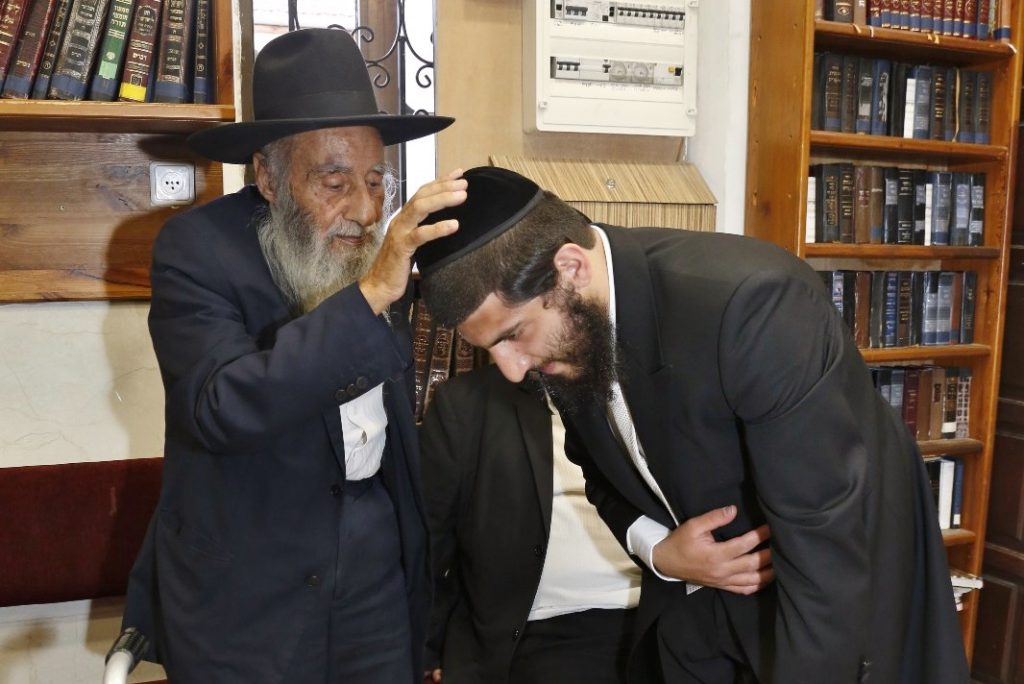 תיעוד: ר"י המקובלים 'נהר שלום' הגר"ב שמואל השיא את בנו תיעוד: ר"י המקובלים 'נהר שלום' הגר"ב שמואל השיא את בנו