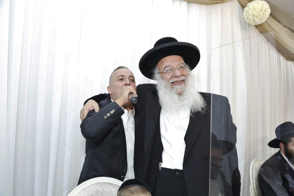 תיעוד: ר"י המקובלים 'נהר שלום' הגר"ב שמואל השיא את בנו תיעוד: ר"י המקובלים 'נהר שלום' הגר"ב שמואל השיא את בנו