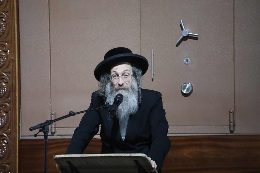 תיעוד: המשפיע הגה"צ רבי אלימלך בידרמן בדרשתו המסורתית בליל תשעה באב תיעוד: המשפיע הגה"צ רבי אלימלך בידרמן בדרשתו המסורתית בליל תשעה באב