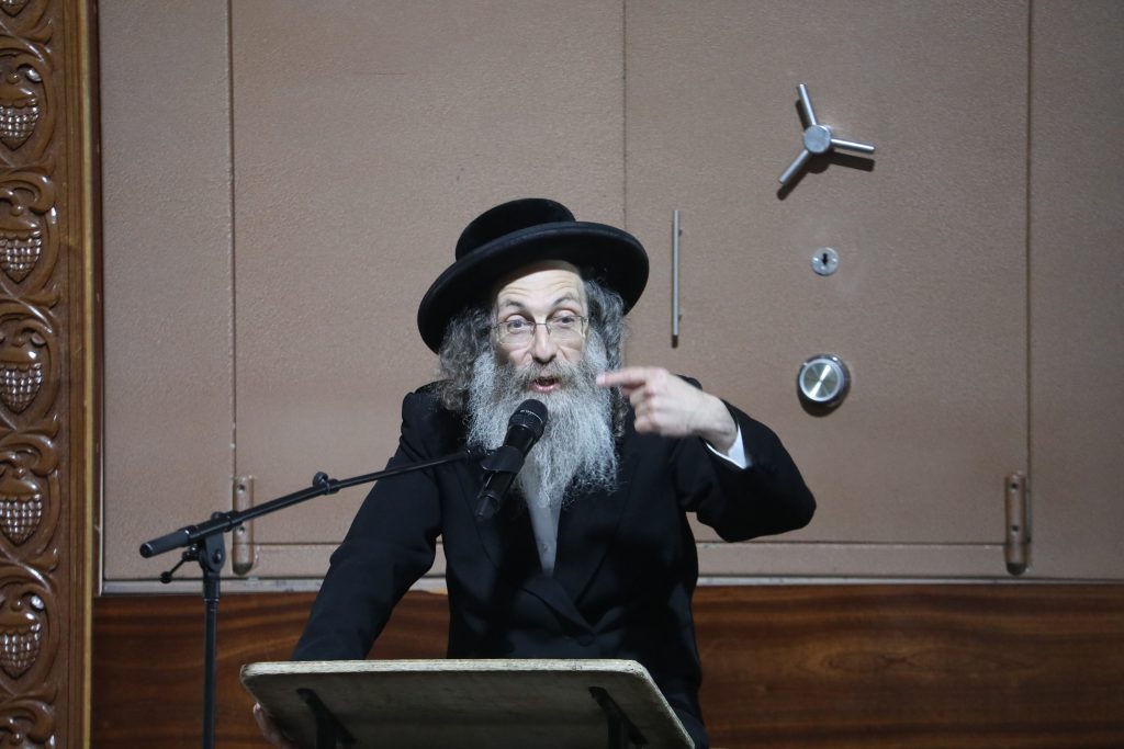 תיעוד: המשפיע הגה"צ רבי אלימלך בידרמן בדרשתו המסורתית בליל תשעה באב תיעוד: המשפיע הגה"צ רבי אלימלך בידרמן בדרשתו המסורתית בליל תשעה באב