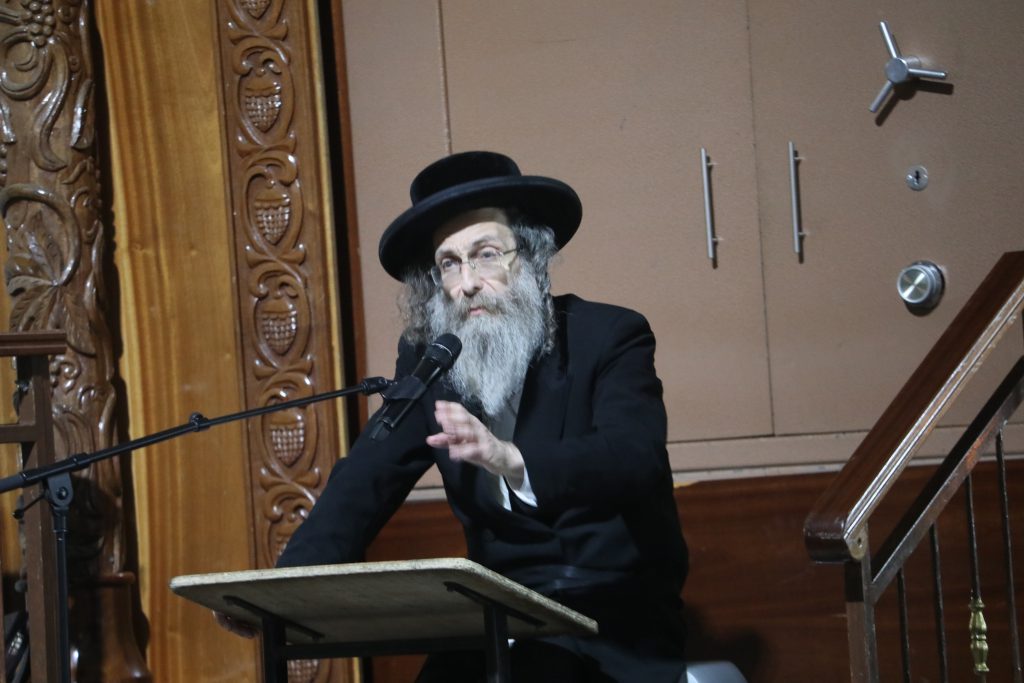 תיעוד: המשפיע הגה"צ רבי אלימלך בידרמן בדרשתו המסורתית בליל תשעה באב תיעוד: המשפיע הגה"צ רבי אלימלך בידרמן בדרשתו המסורתית בליל תשעה באב