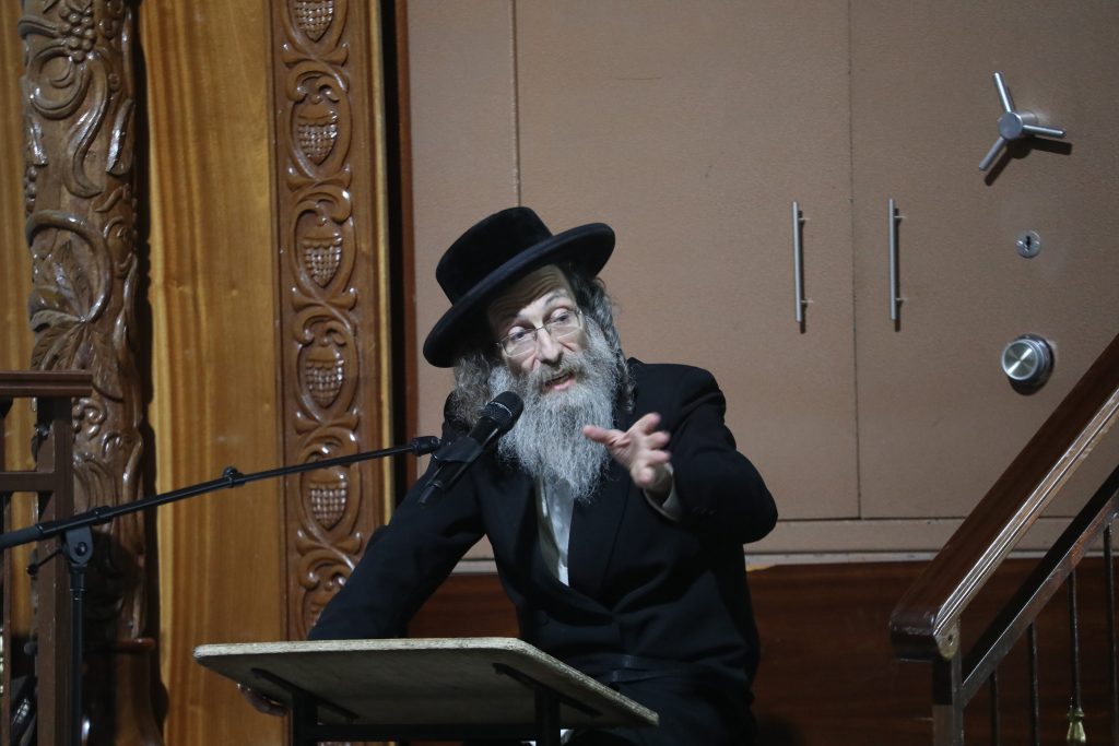 תיעוד: המשפיע הגה"צ רבי אלימלך בידרמן בדרשתו המסורתית בליל תשעה באב תיעוד: המשפיע הגה"צ רבי אלימלך בידרמן בדרשתו המסורתית בליל תשעה באב