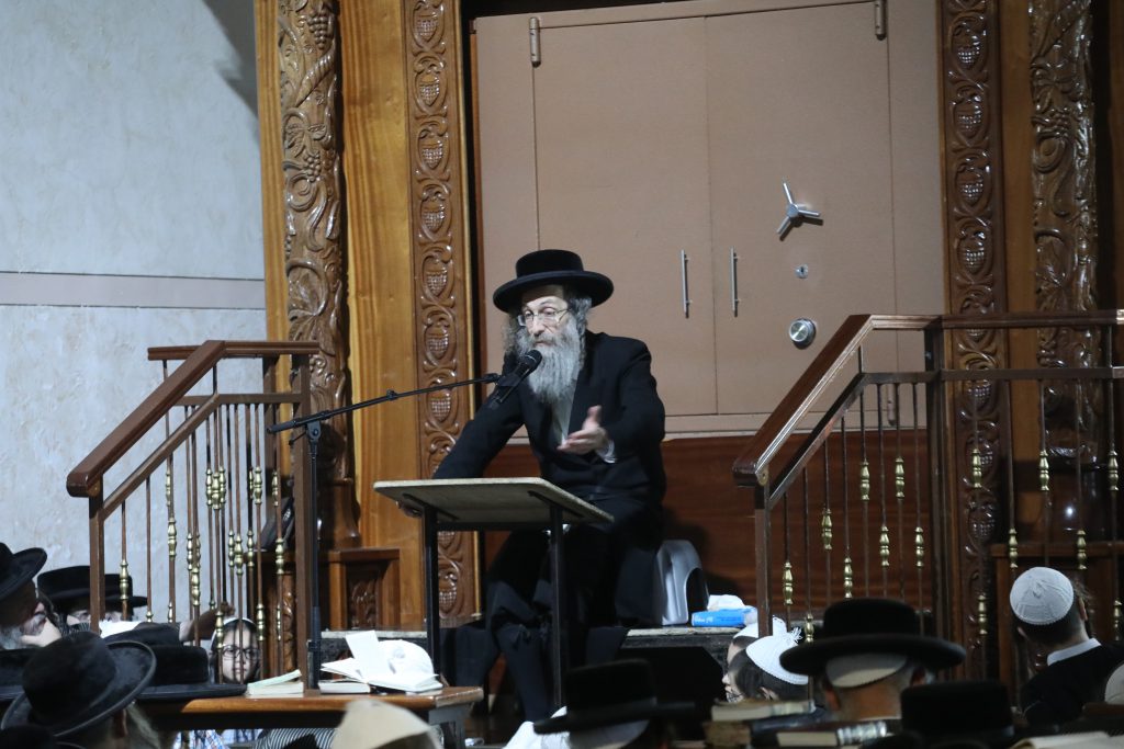 תיעוד: המשפיע הגה"צ רבי אלימלך בידרמן בדרשתו המסורתית בליל תשעה באב תיעוד: המשפיע הגה"צ רבי אלימלך בידרמן בדרשתו המסורתית בליל תשעה באב