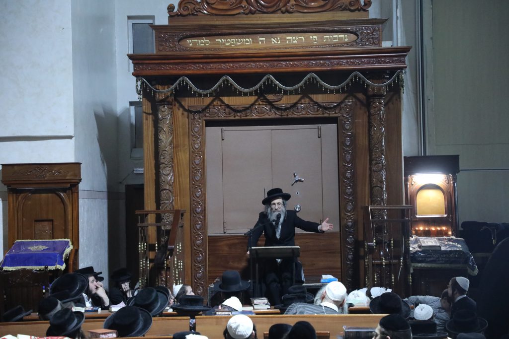 תיעוד: המשפיע הגה"צ רבי אלימלך בידרמן בדרשתו המסורתית בליל תשעה באב תיעוד: המשפיע הגה"צ רבי אלימלך בידרמן בדרשתו המסורתית בליל תשעה באב