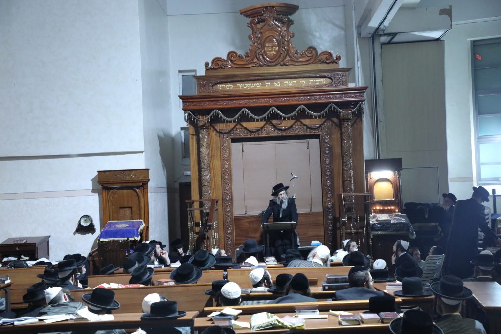 תיעוד: המשפיע הגה"צ רבי אלימלך בידרמן בדרשתו המסורתית בליל תשעה באב תיעוד: המשפיע הגה"צ רבי אלימלך בידרמן בדרשתו המסורתית בליל תשעה באב