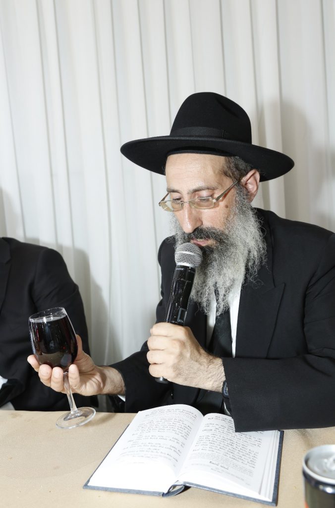 תיעוד: ר"י המקובלים 'נהר שלום' הגר"ב שמואל השיא את בנו תיעוד: ר"י המקובלים 'נהר שלום' הגר"ב שמואל השיא את בנו
